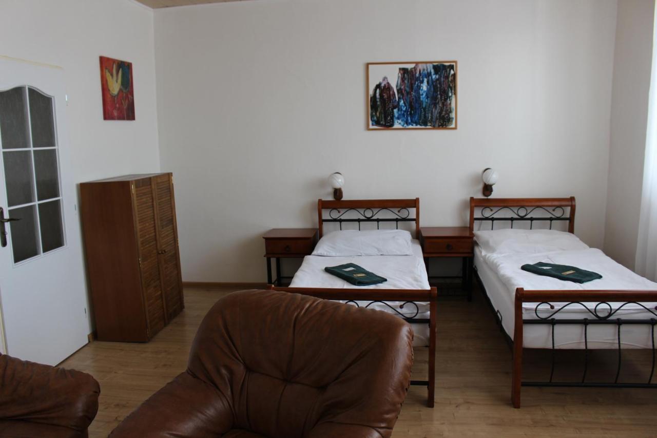 Hotel Cerny Kun Louny Buitenkant foto