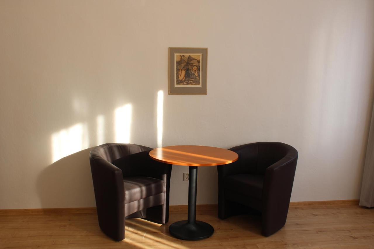 Hotel Cerny Kun Louny Buitenkant foto