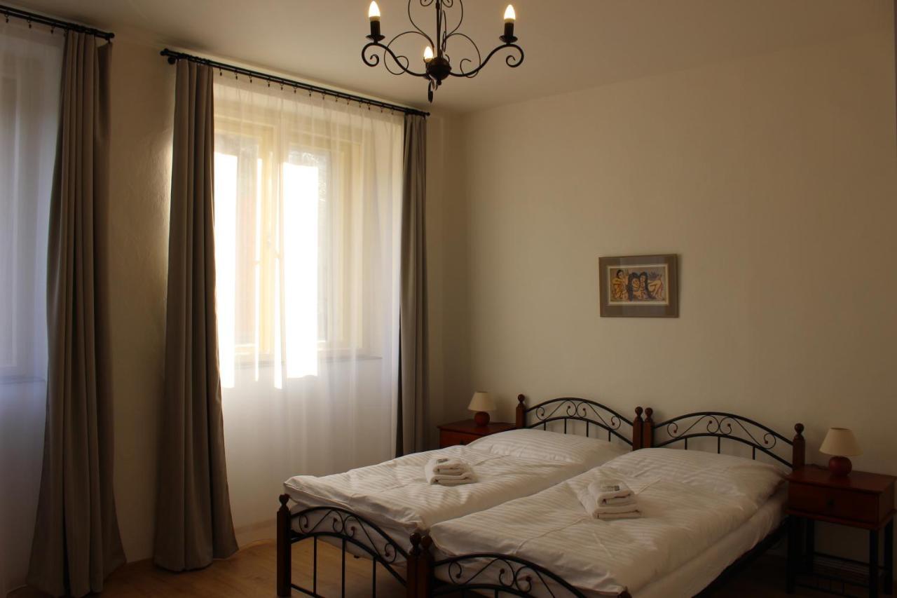 Hotel Cerny Kun Louny Buitenkant foto