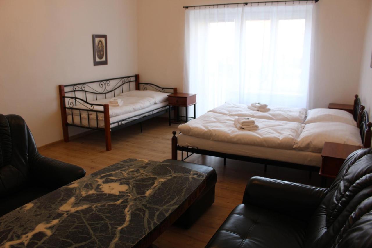 Hotel Cerny Kun Louny Buitenkant foto