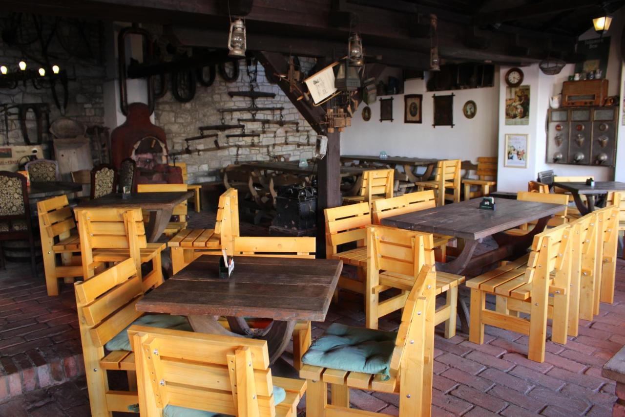Hotel Cerny Kun Louny Buitenkant foto