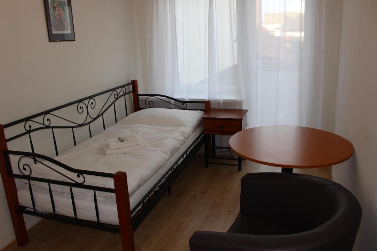 Hotel Cerny Kun Louny Buitenkant foto