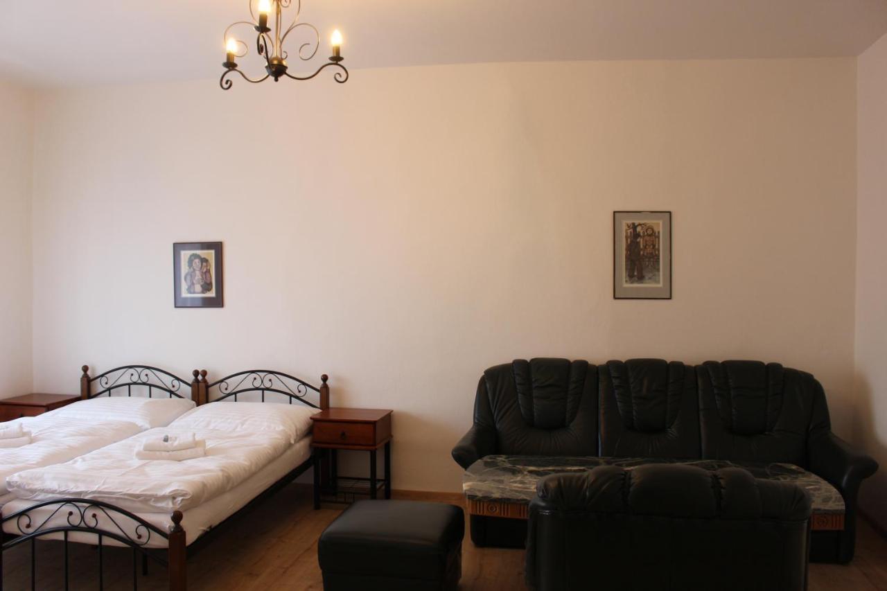 Hotel Cerny Kun Louny Buitenkant foto