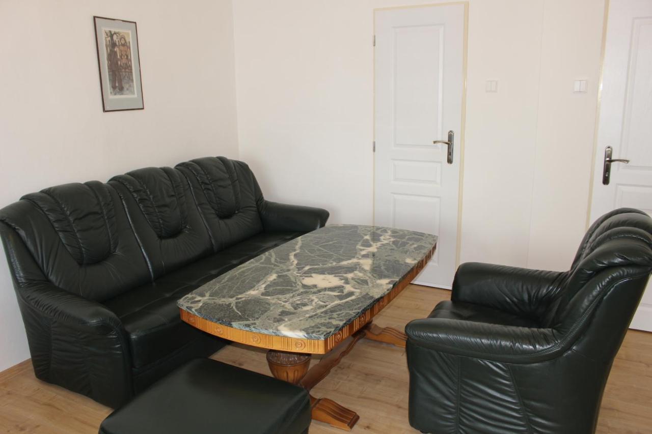 Hotel Cerny Kun Louny Buitenkant foto