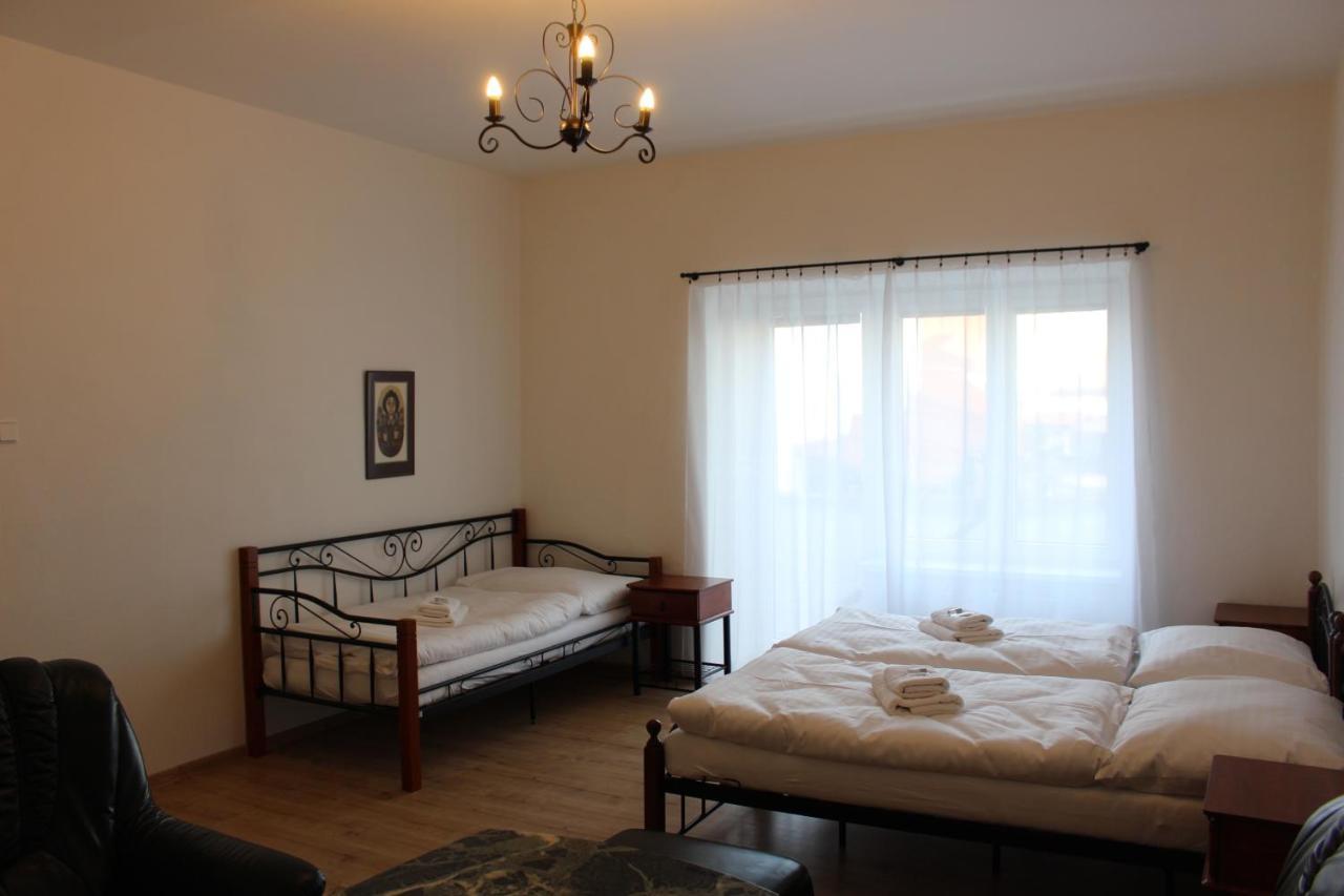 Hotel Cerny Kun Louny Buitenkant foto