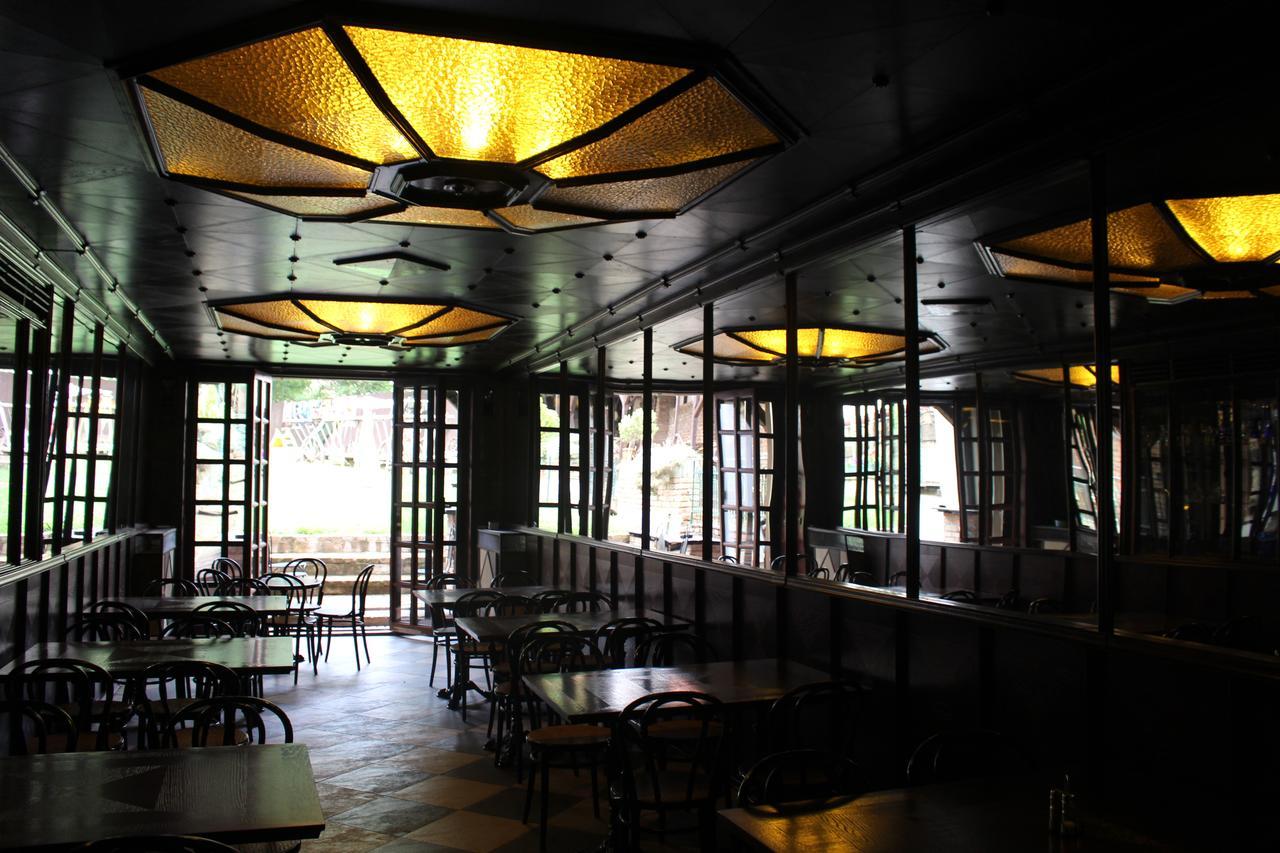 Hotel Cerny Kun Louny Buitenkant foto