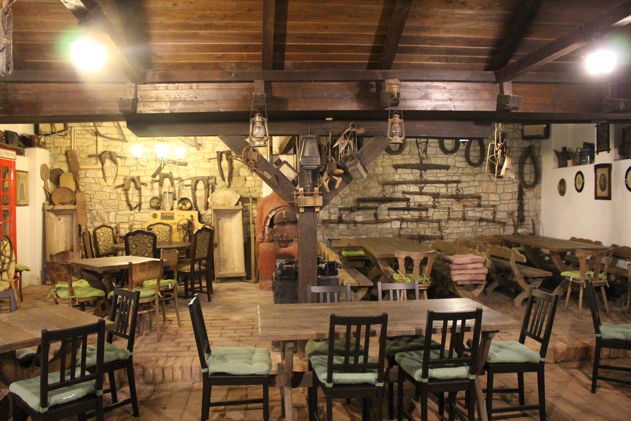 Hotel Cerny Kun Louny Buitenkant foto