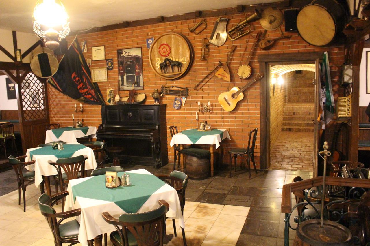 Hotel Cerny Kun Louny Buitenkant foto