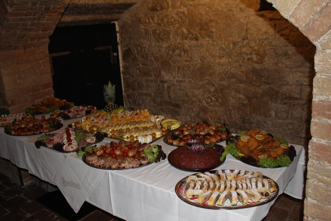 Hotel Cerny Kun Louny Buitenkant foto