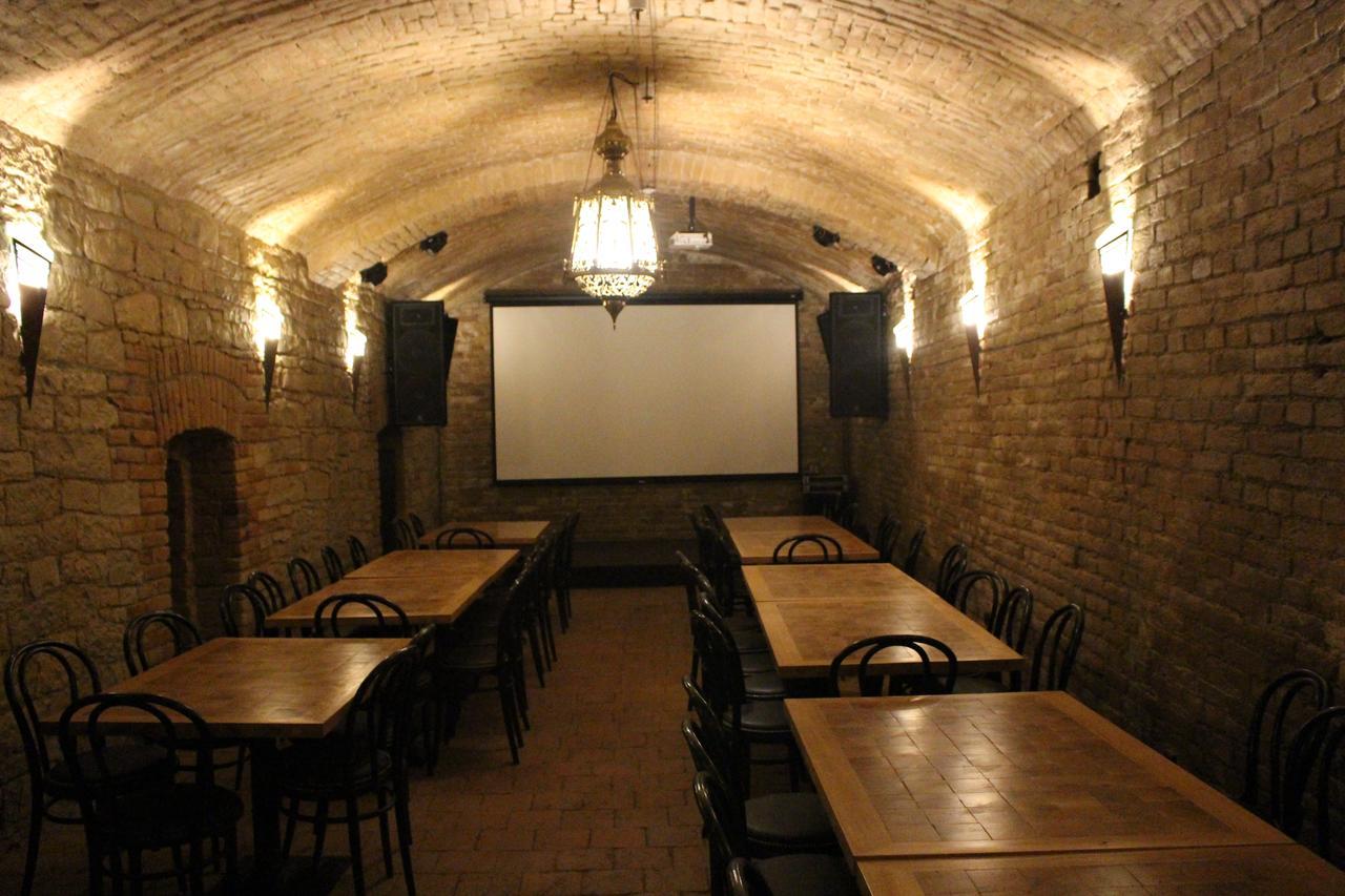Hotel Cerny Kun Louny Buitenkant foto