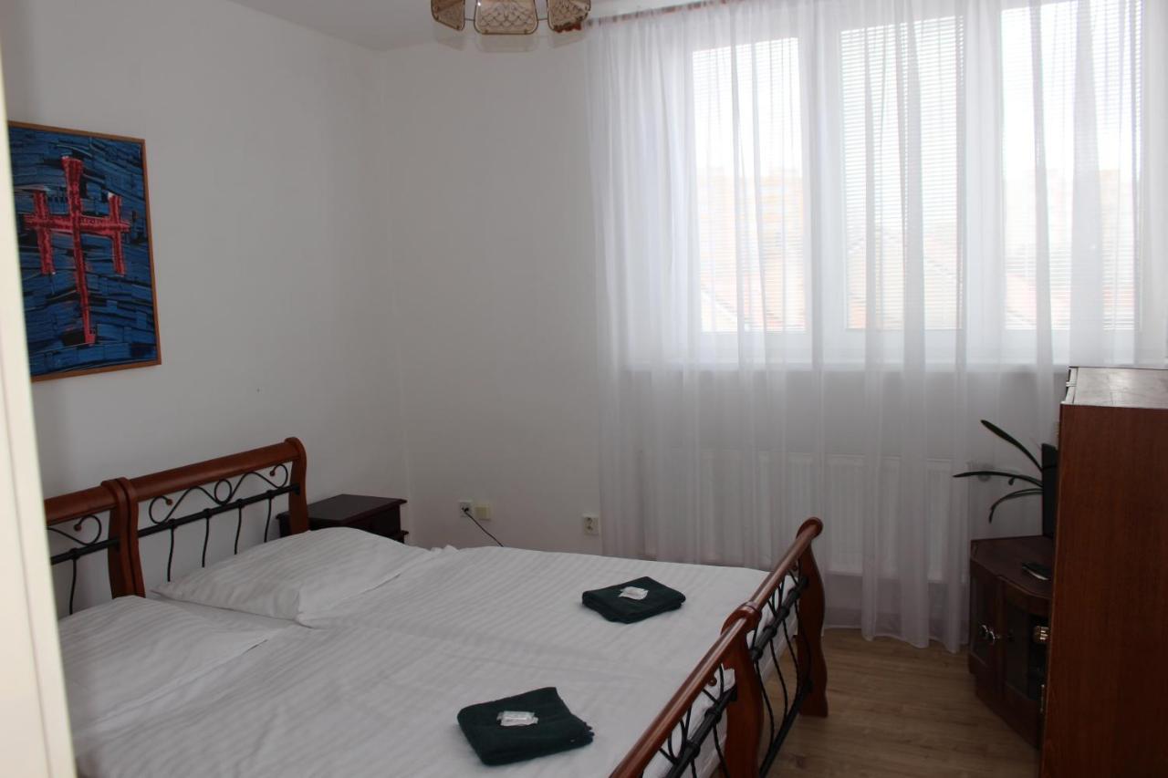 Hotel Cerny Kun Louny Buitenkant foto