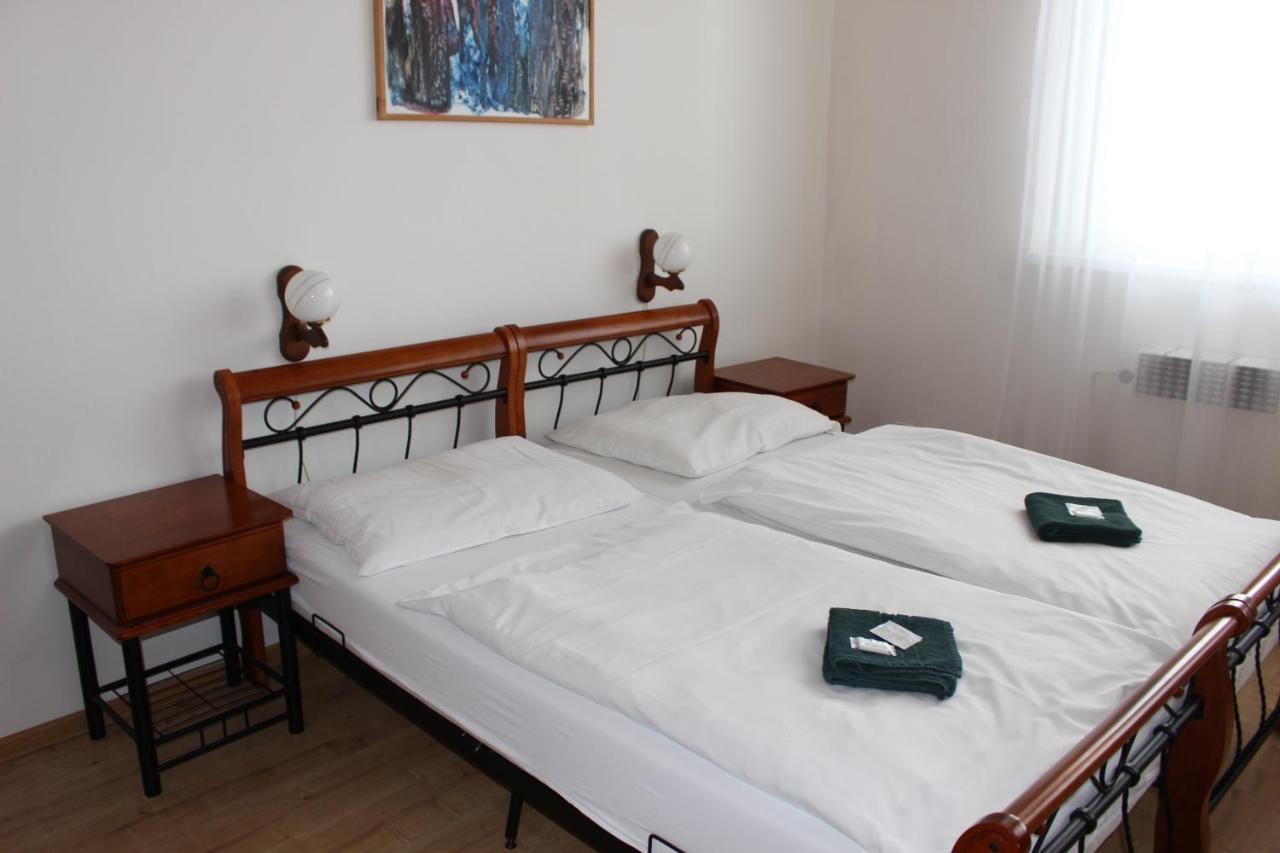 Hotel Cerny Kun Louny Buitenkant foto