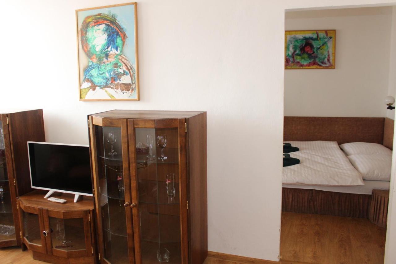 Hotel Cerny Kun Louny Buitenkant foto